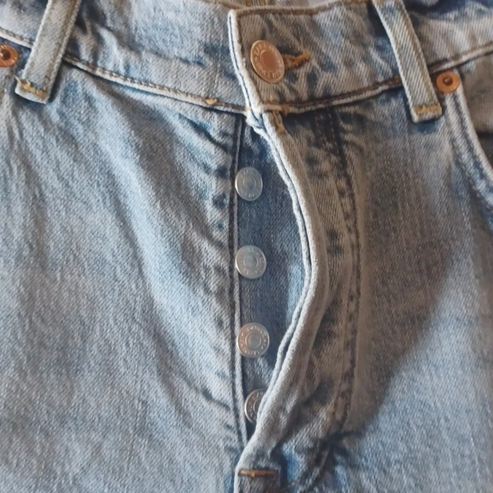 ZARA size 32( 12) lightwash buttonfly denim. Freyed hems. Great for school!! - Picture 8 of 11
